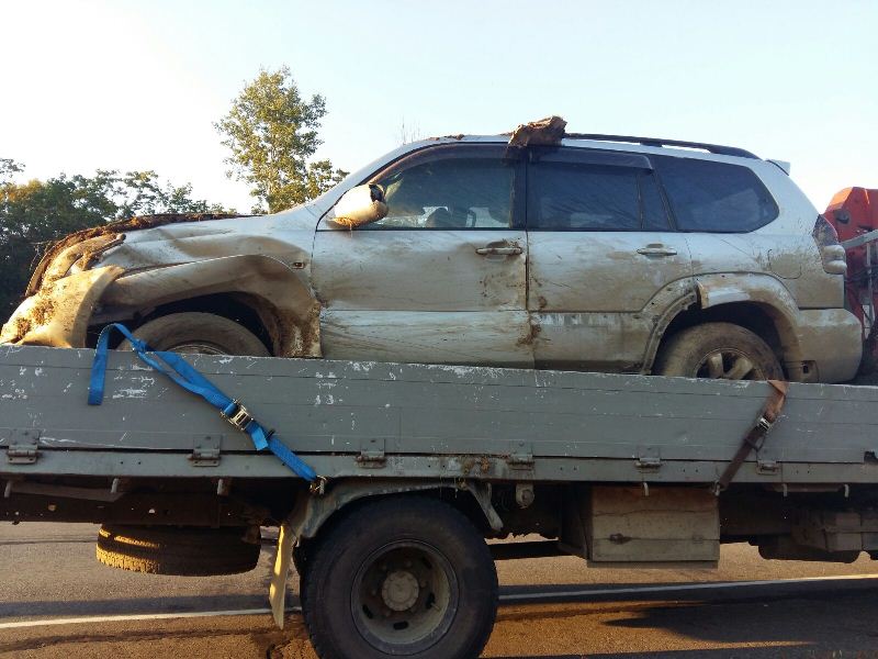Дорогой внедорожник вылетел в кювет и перевернулся