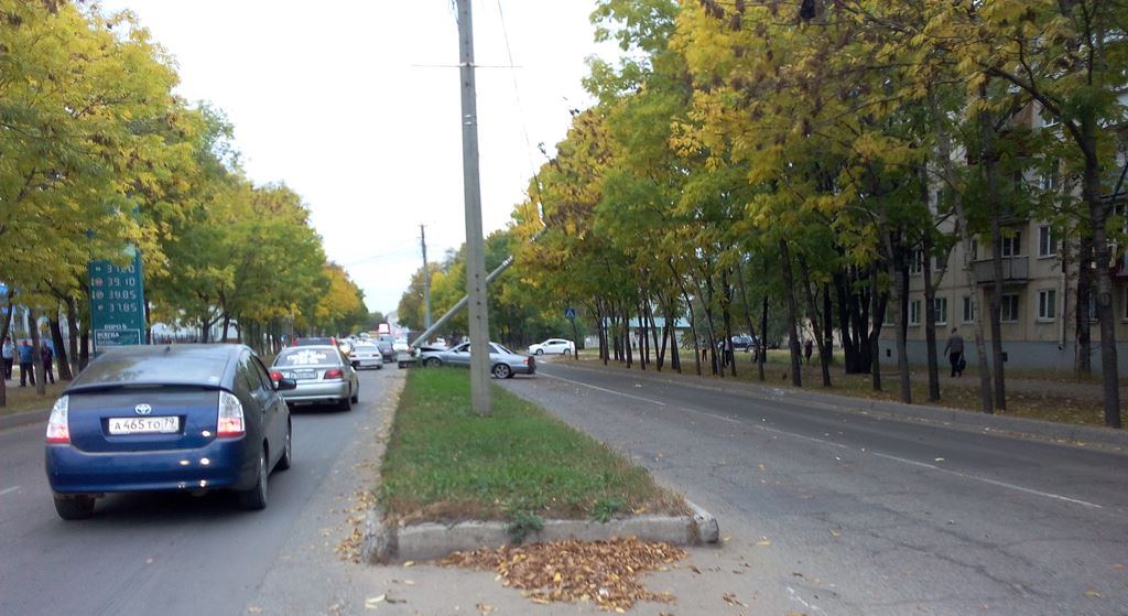 Неизвестный водитель на иномарке снес столб электролинии в Биробиджане