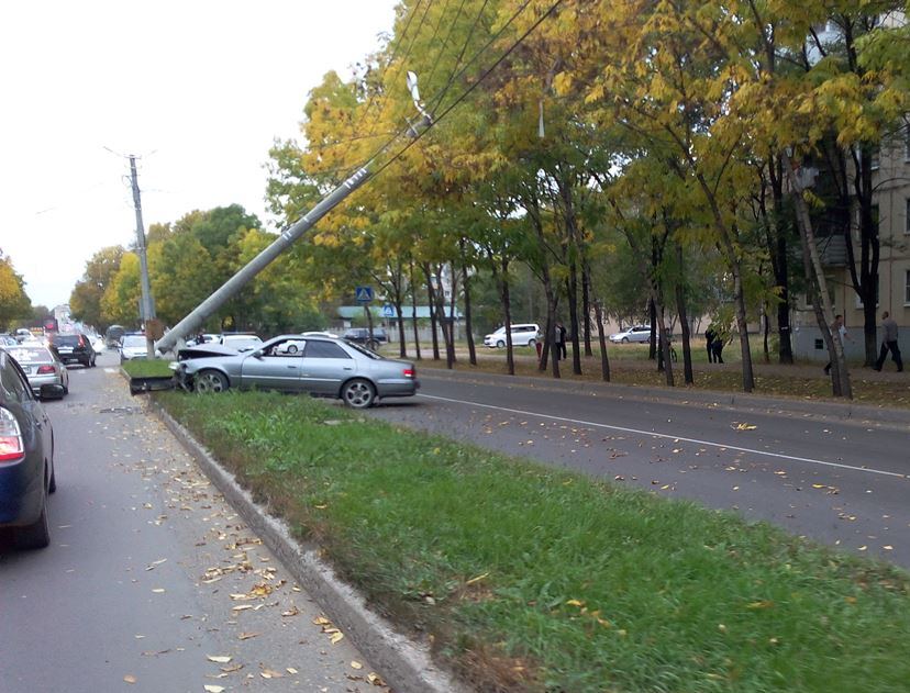 Неизвестный водитель на иномарке снес столб электролинии в Биробиджане