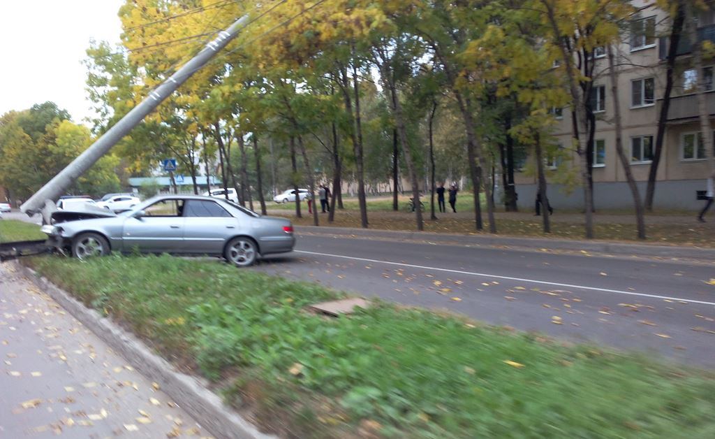 Неизвестный водитель на иномарке снес столб электролинии в Биробиджане