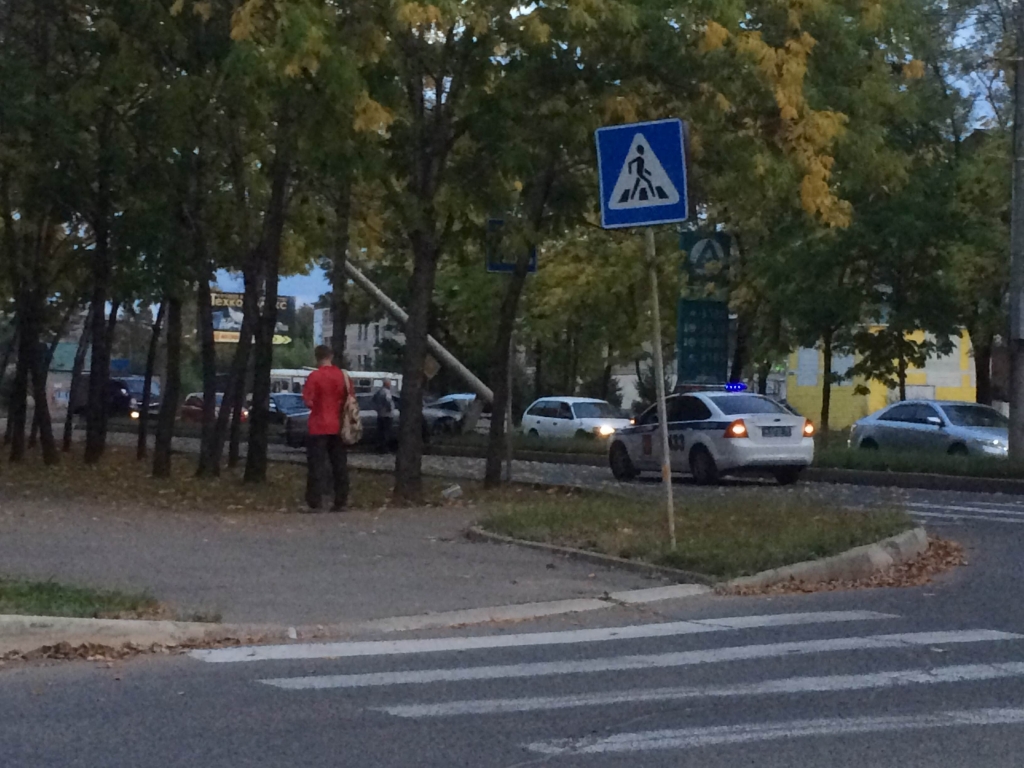 Неустановленный водитель на иномарке снес столб электролинии в Биробиджане