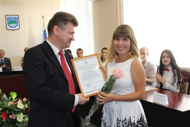 Свидетельства стипендиатов мэра города вручены 10-ти студентам в Биробиджане