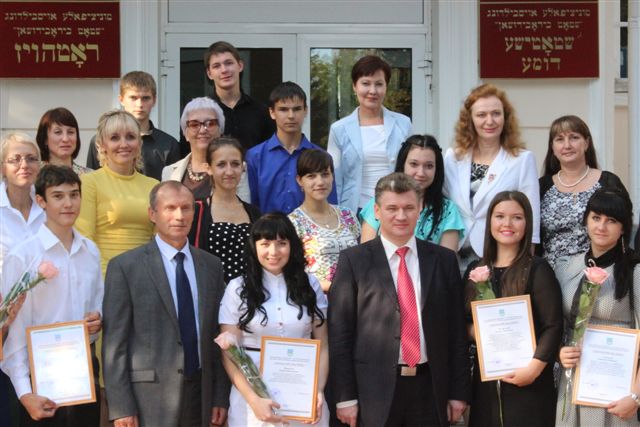 Свидетельства стипендиатов мэра города вручены 10-ти студентам в Биробиджане