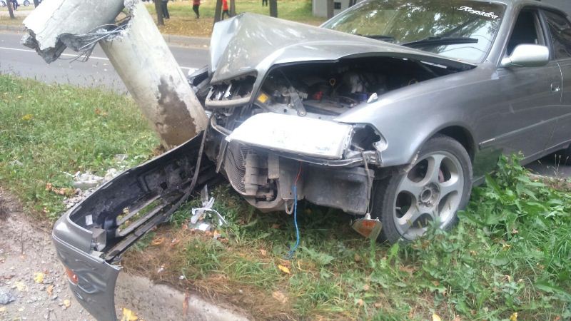 Водитель, врезавшийся на авто в световую опору в центре Биробиджана, был пьян