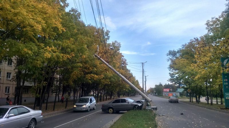 Водитель, врезавшийся на авто в световую опору в центре Биробиджана, был пьян