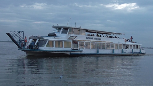 Теплоходы с острова Большого Уссурийского по-прежнему приходят перегруженными