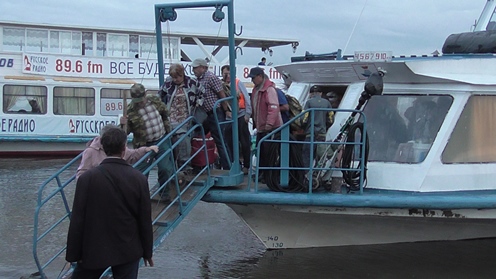 Теплоходы с острова Большого Уссурийского по-прежнему приходят перегруженными