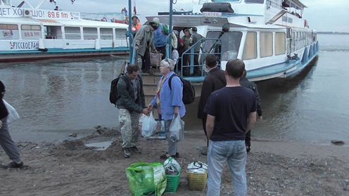 Теплоходы с острова Большого Уссурийского по-прежнему приходят перегруженными