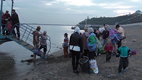 Теплоходы с острова Большого Уссурийского по-прежнему приходят перегруженными