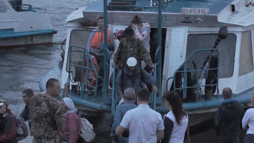 Теплоходы с острова Большого Уссурийского по-прежнему приходят перегруженными