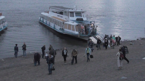 Теплоходы с острова Большого Уссурийского по-прежнему приходят перегруженными