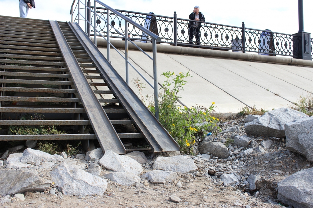 Хабаровчане рискуют здоровьем из-за плохого пандуса в районе Речного вокзала