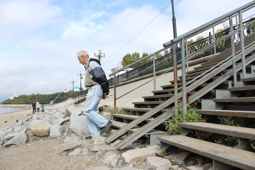 Хабаровчане рискуют здоровьем из-за плохого пандуса в районе Речного вокзала
