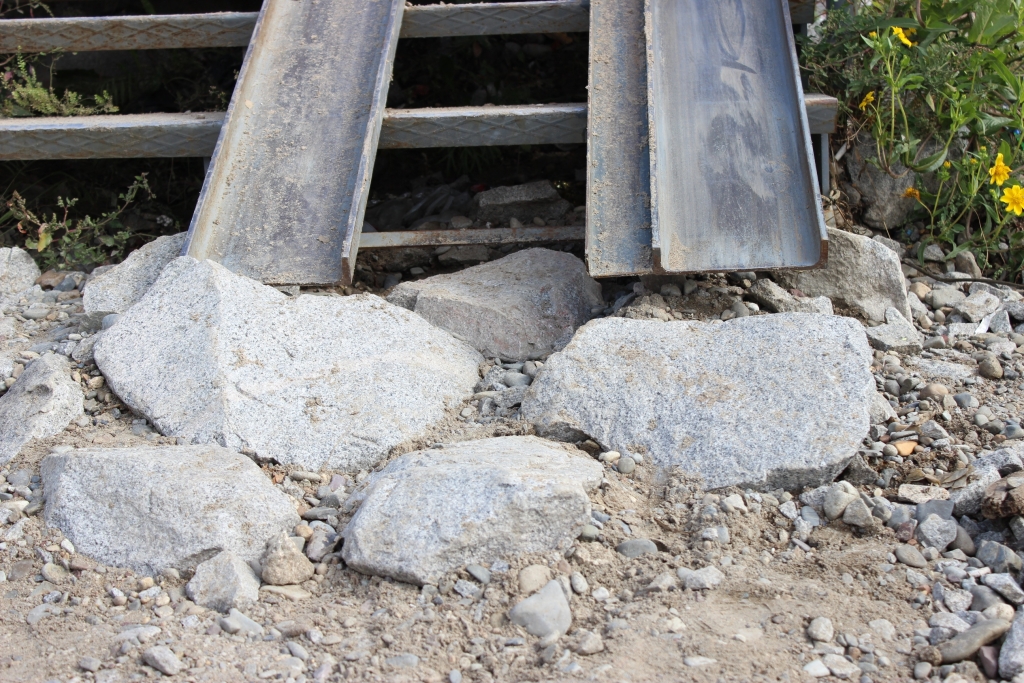 Хабаровчане рискуют здоровьем из-за плохого пандуса в районе Речного вокзала