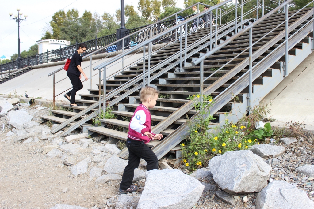 Хабаровчане рискуют здоровьем из-за плохого пандуса в районе Речного вокзала