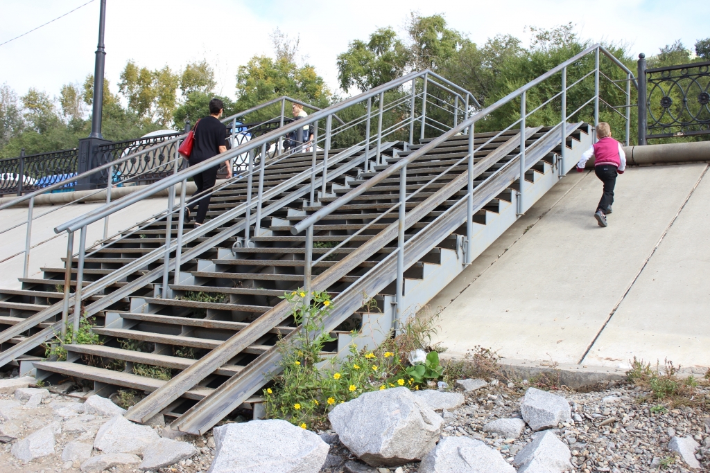Хабаровчане рискуют здоровьем из-за плохого пандуса в районе Речного вокзала