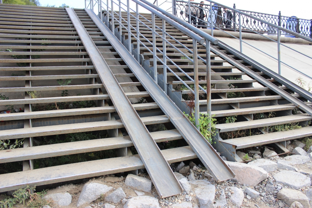 Хабаровчане рискуют здоровьем из-за плохого пандуса в районе Речного вокзала