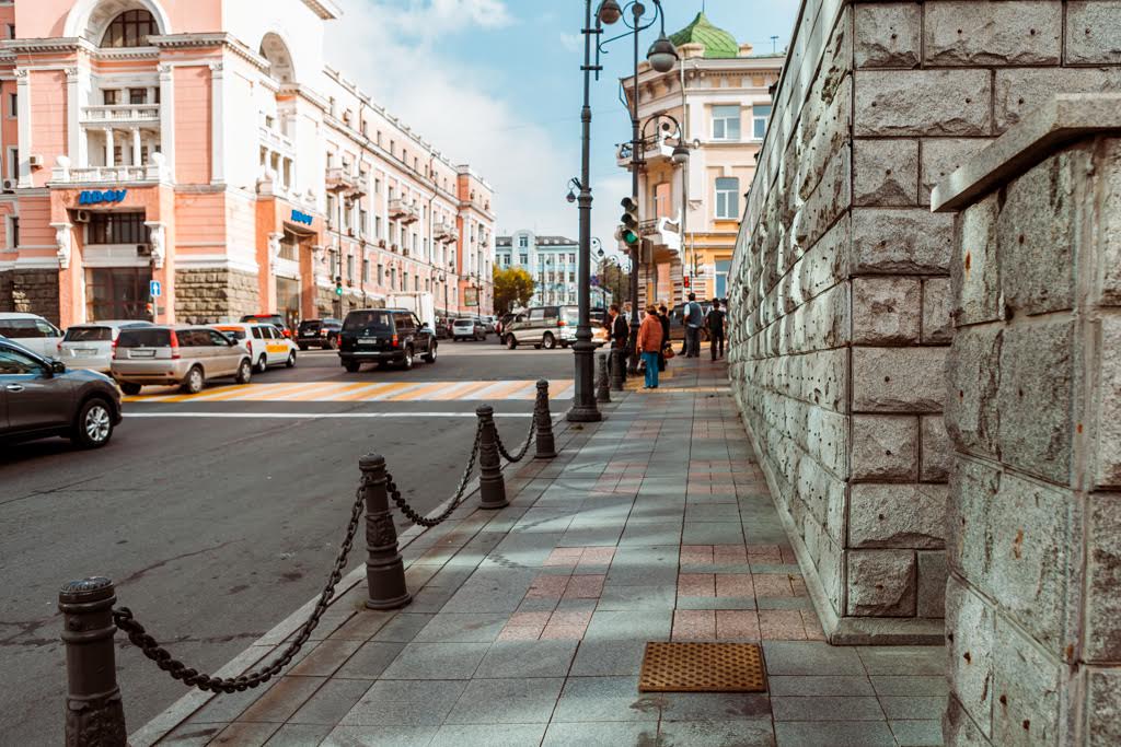 Исчезнувшую тактильную плитку в центре Владивостока меняют на новую