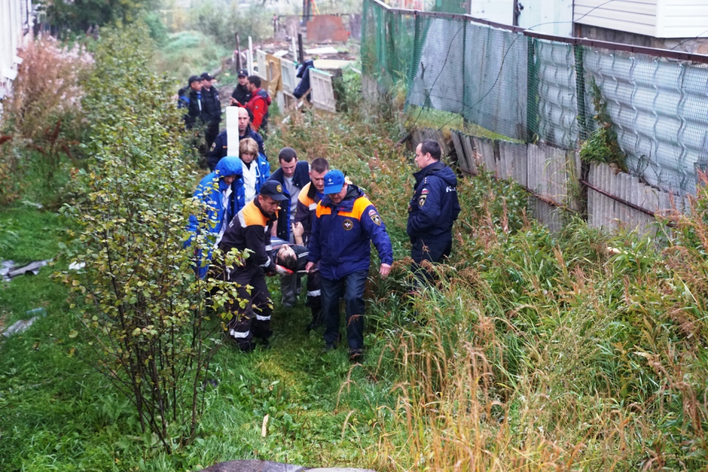 Мужчин, которым первую помощь незамедлительно оказали спасатели и врачи, отправили на больничные койки