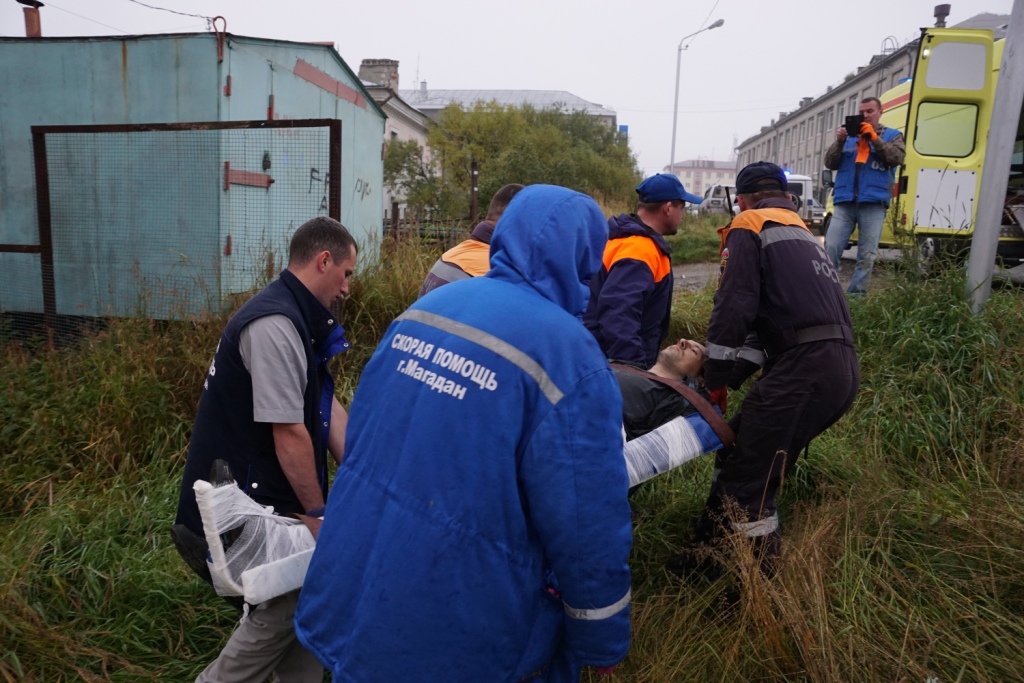 Двое рабочих упали с крыши пятиэтажки в Магадане