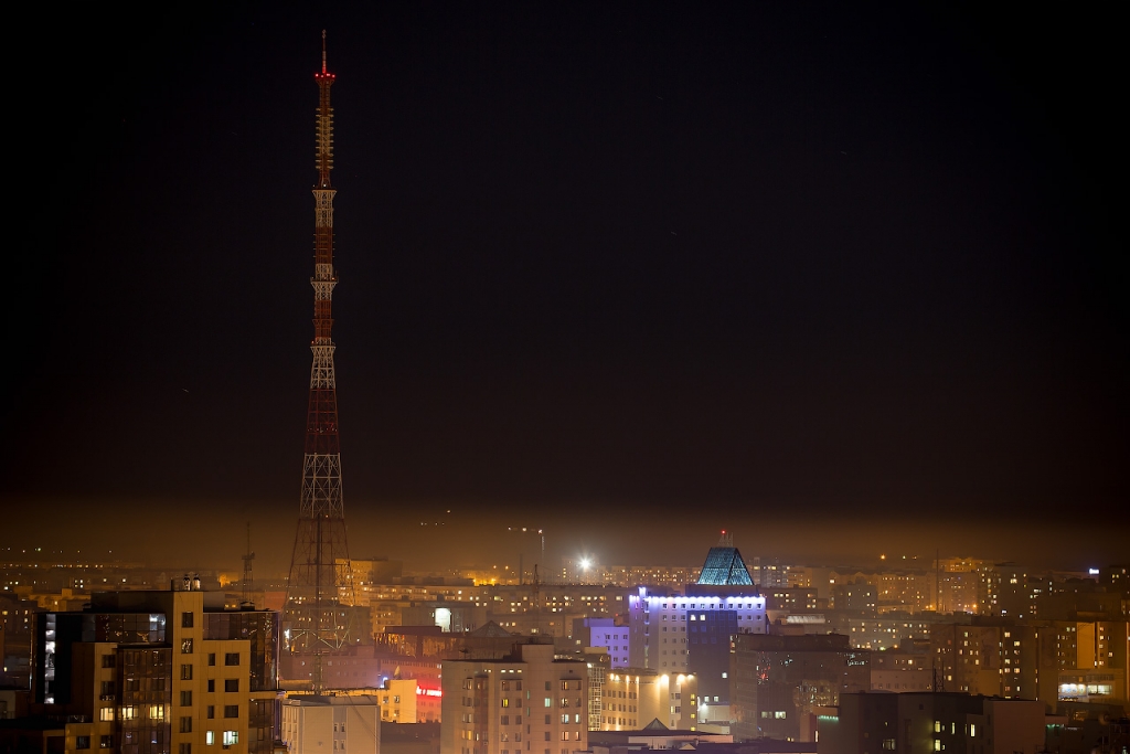 Якутск центр. Вечерний город фото. Площадь ворота якутска. Телевышка якутск. Якутск зимой ночью.