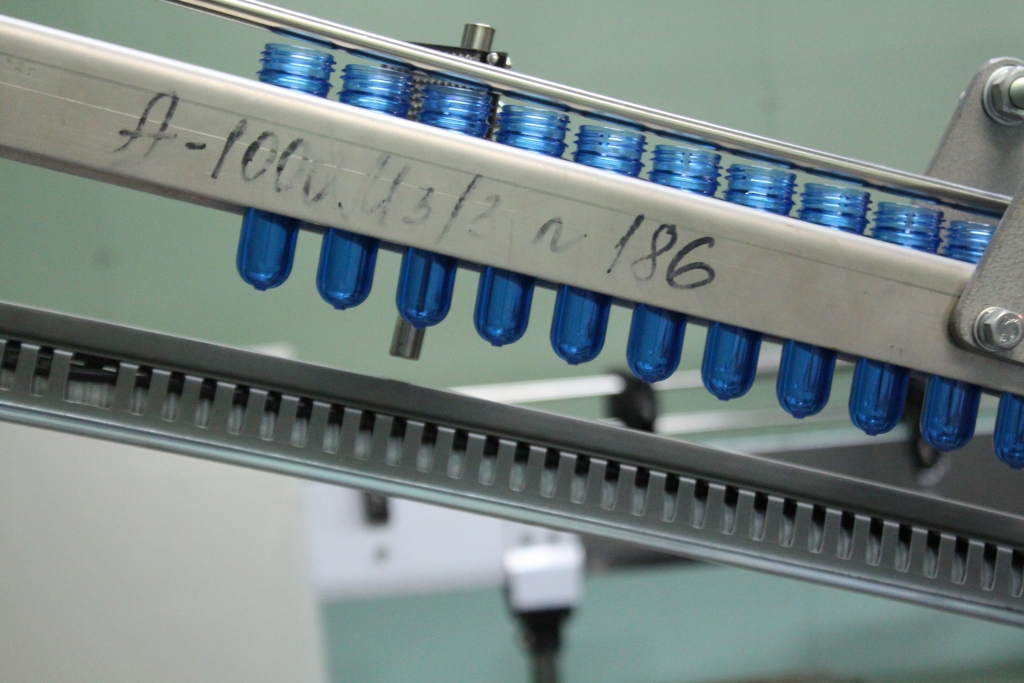 Пластиковая бутылка на начальном этапе