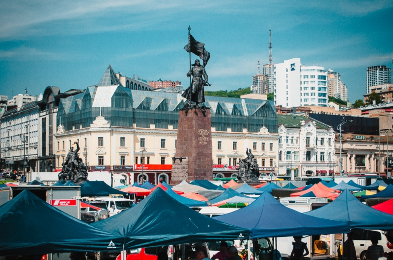 Торговый комплекс Центральный с печально известной стеклянной пристройкой