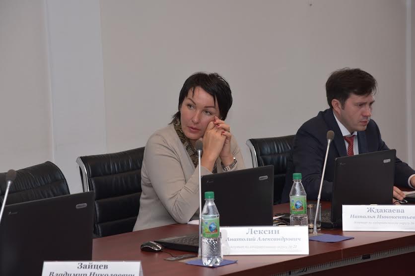 Депутаты Наталья Ждакаева и Олег Логачев