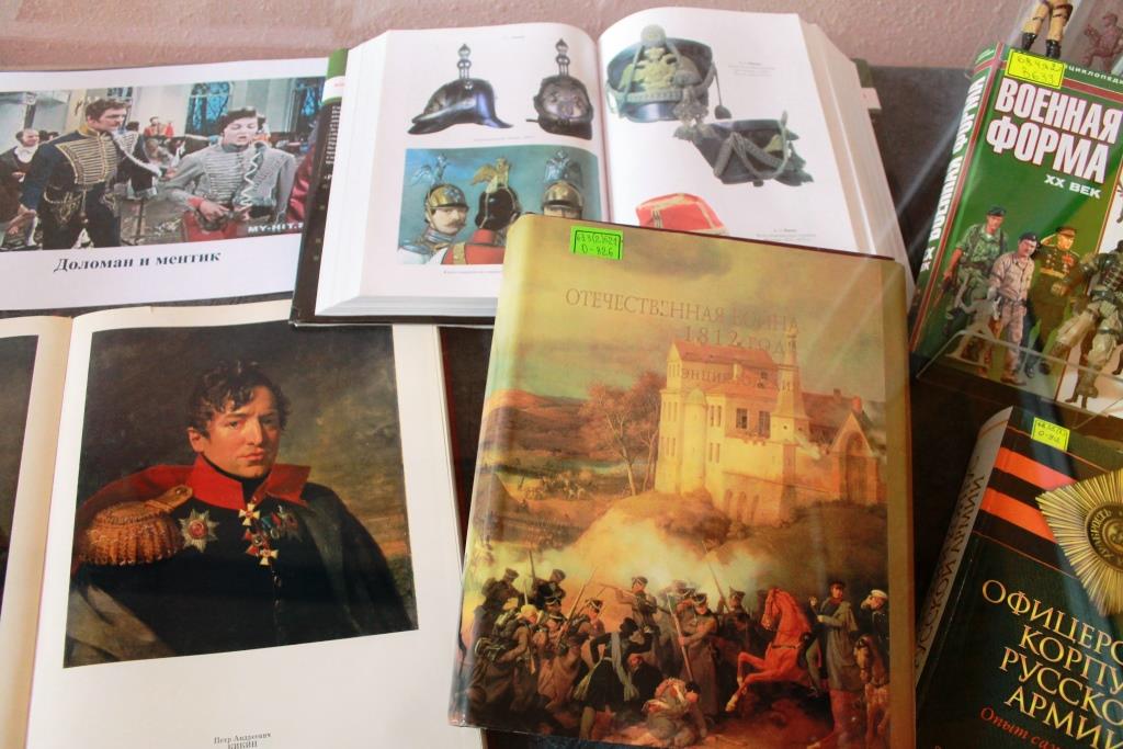 Книжная выставка "Честь имею"