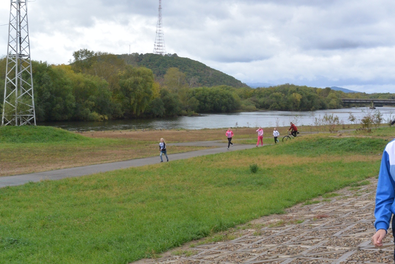 Забеги проходили по набережной реки Бира