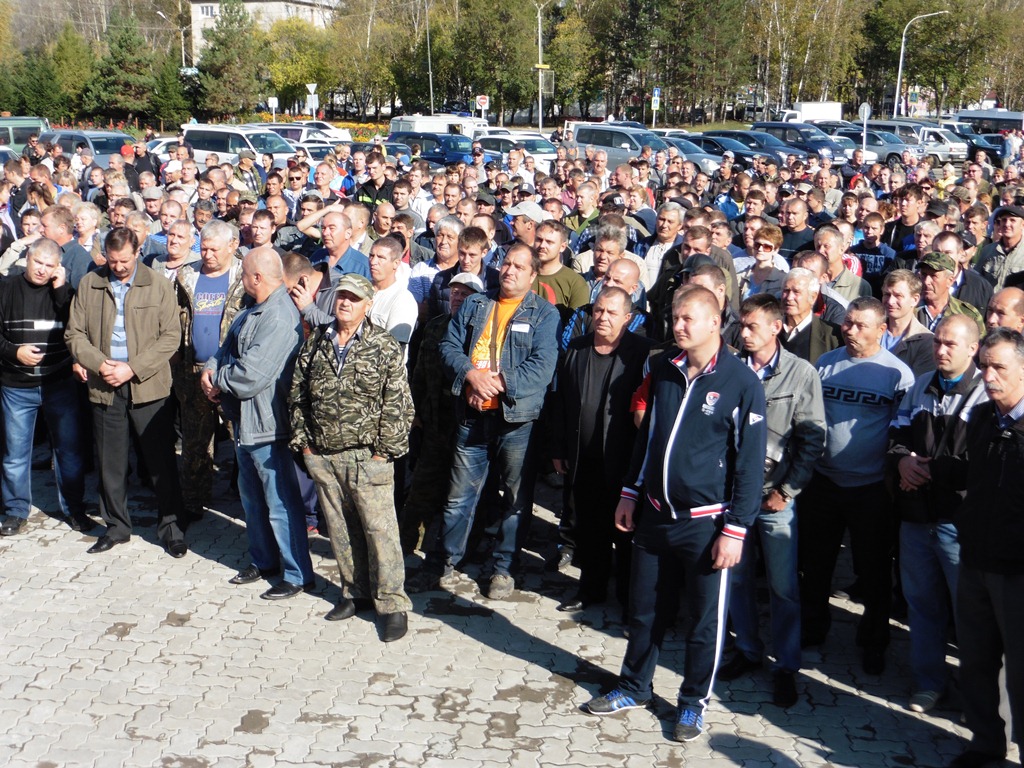 Более 600 жителей поселка Лучегорск в Приморье вышли на митинг против массовых сокращений