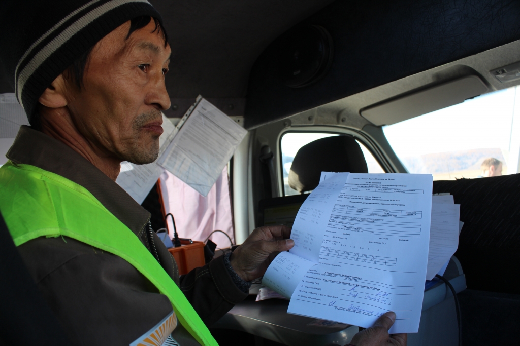 Один экземпляр протокола Александр Ли отдает водителю