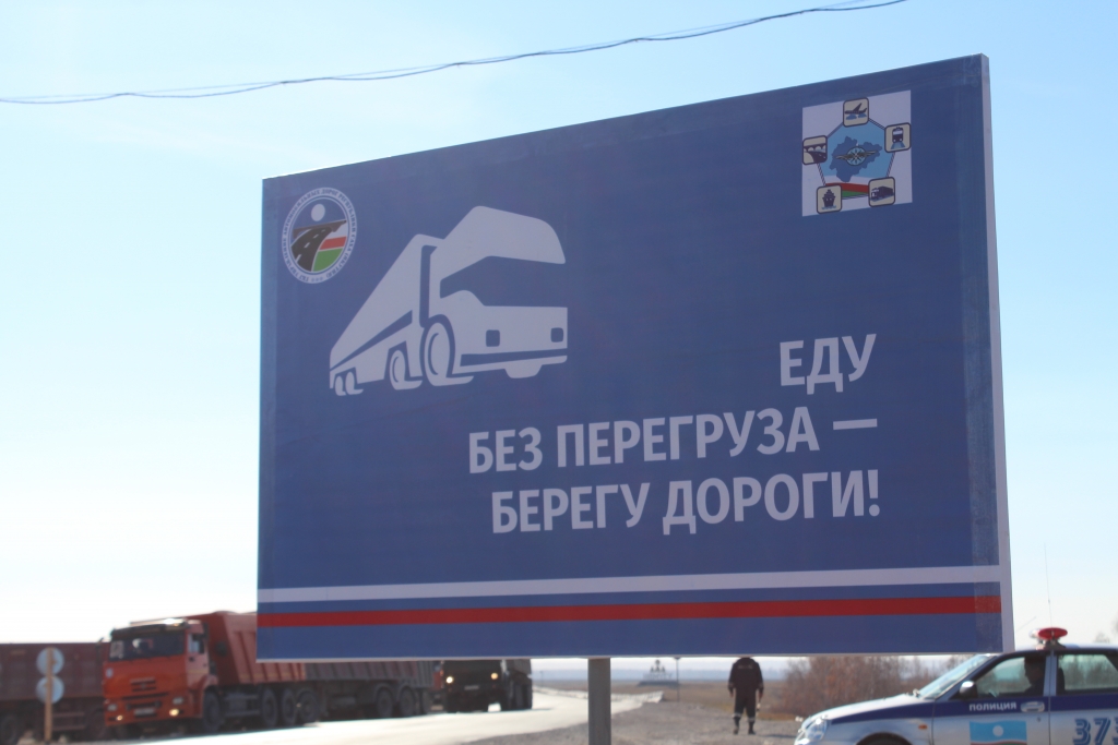 Очередь из большегрузов выстроилась на региональной дороге "Умнас" в Якутии