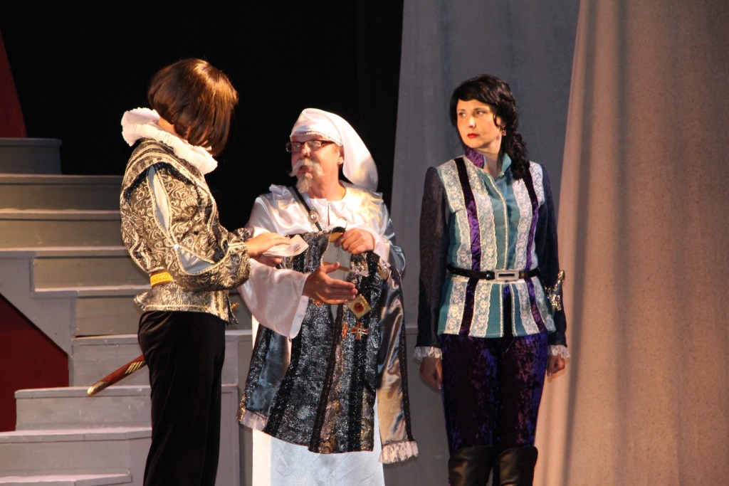 Для пьесы пошито порядка 100 средневековых костюмов