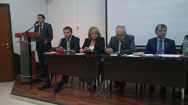 За трибуной Александр Шишкин