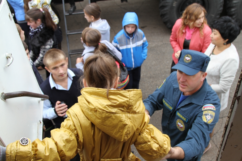 От предложения посмотреть своими глазами оснащение пункта управления никто из детей не отказался