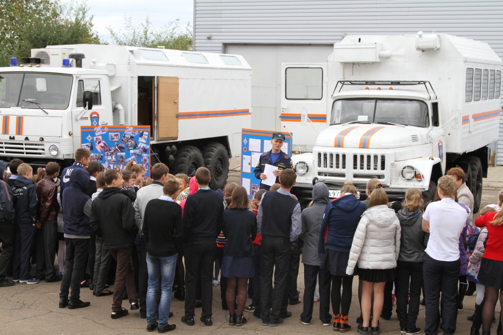 Ребята "ловили" каждое слово офицера МЧС России