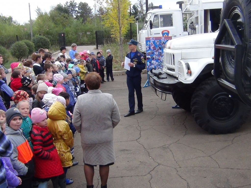 Ребята "ловили" каждое слово офицера МЧС России