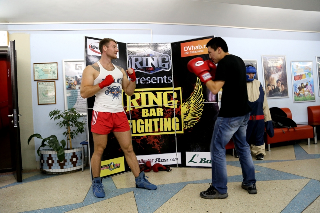 Многократный чемпион мира по кикбоксингу приехал в Хабаровск на премьеру фильма "Воин"