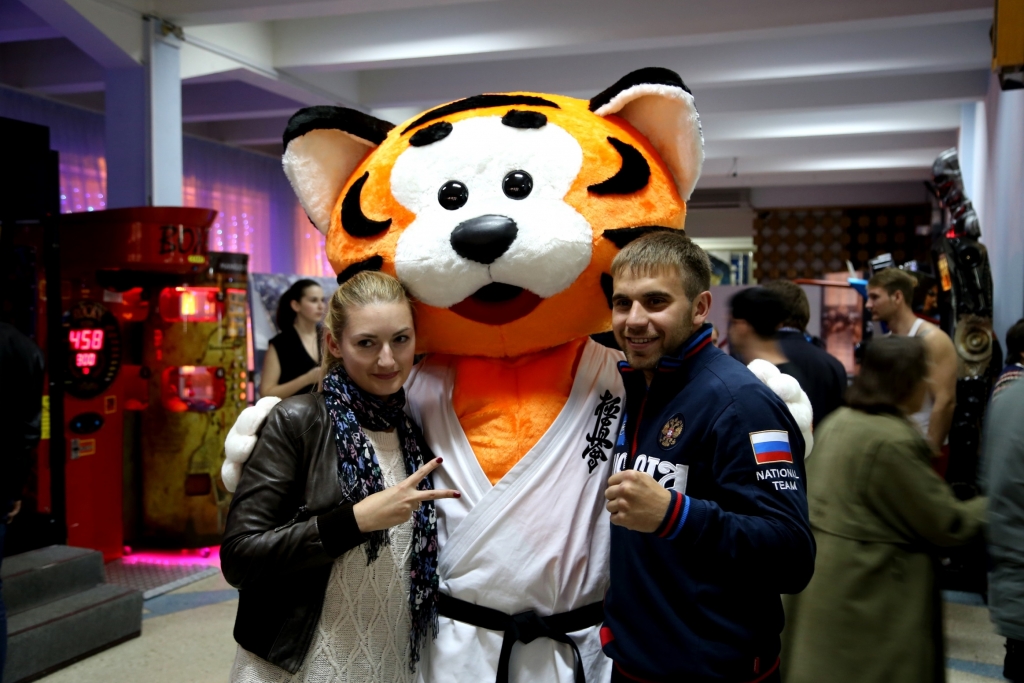 Многократный чемпион мира по кикбоксингу приехал в Хабаровск на премьеру фильма "Воин"