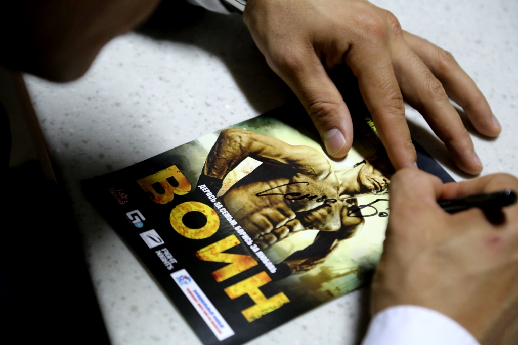 Многократный чемпион мира по кикбоксингу приехал в Хабаровск на премьеру фильма "Воин"