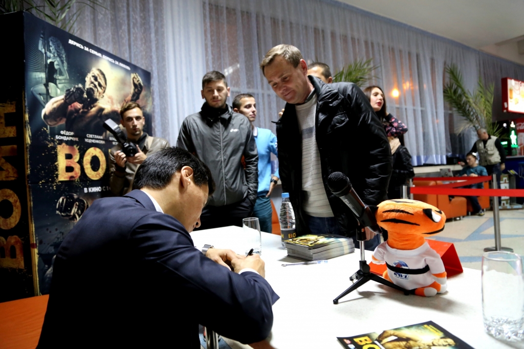 Многократный чемпион мира по кикбоксингу приехал в Хабаровск на премьеру фильма "Воин"