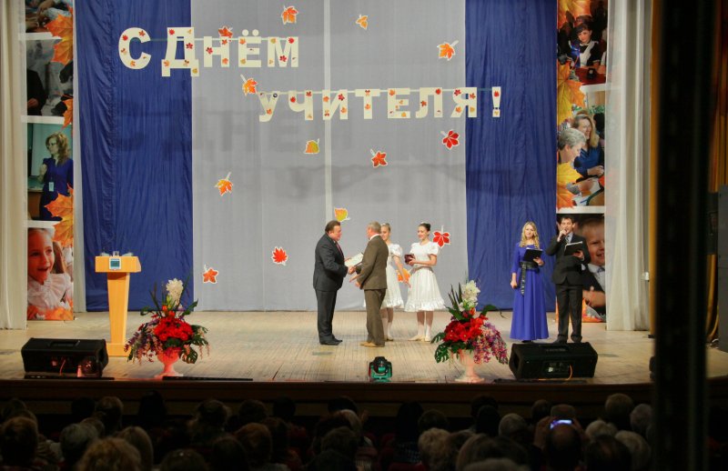 Награды лучшим учителям ЕАО вручил новый вице-губернатор области Олег Леховицер