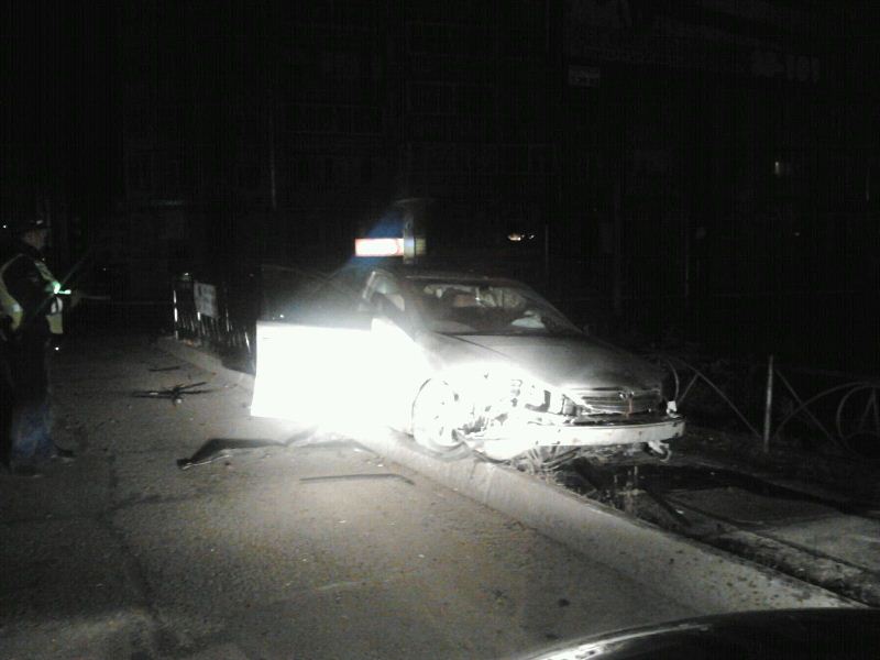 Водитель на иномарке вылетел с дороги и снес ограждение