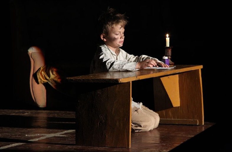 Финальную сцену спектакля на "Дальневосточном бенефисе" в Хабаровске зал смотрел стоя