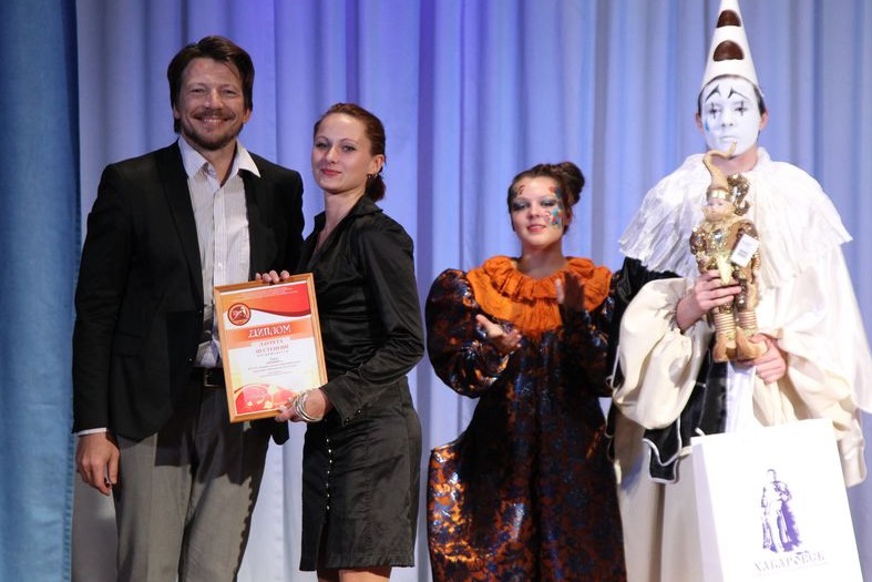 Финальную сцену спектакля на "Дальневосточном бенефисе" в Хабаровске зал смотрел стоя