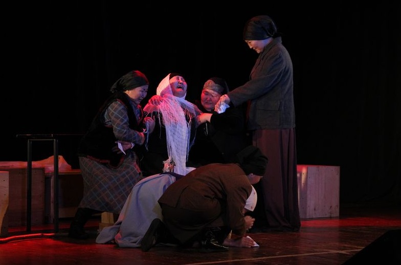 Финальную сцену спектакля на "Дальневосточном бенефисе" в Хабаровске зал смотрел стоя