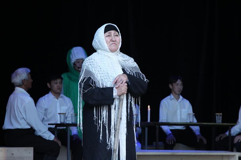 Финальную сцену спектакля на "Дальневосточном бенефисе" в Хабаровске зал смотрел стоя