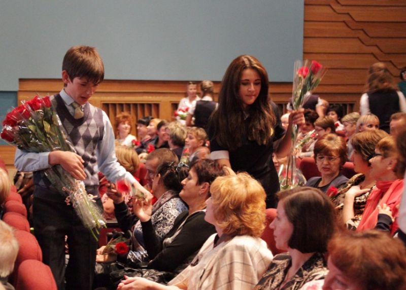 Благодарности Законодательного Собрания ЕАО вручили педагогам Биробиджана