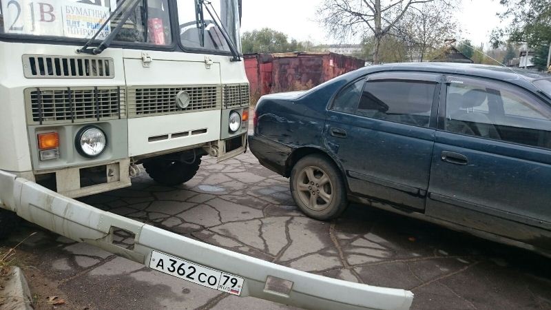 Иномарка и пассажирский автобус не поделили дорогу в Биробиджане